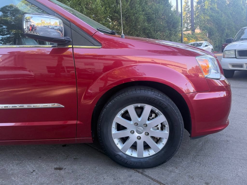 Used 2012 Chrysler Town & Country Touring-L w/ Driver Convenience Group FWD image 3