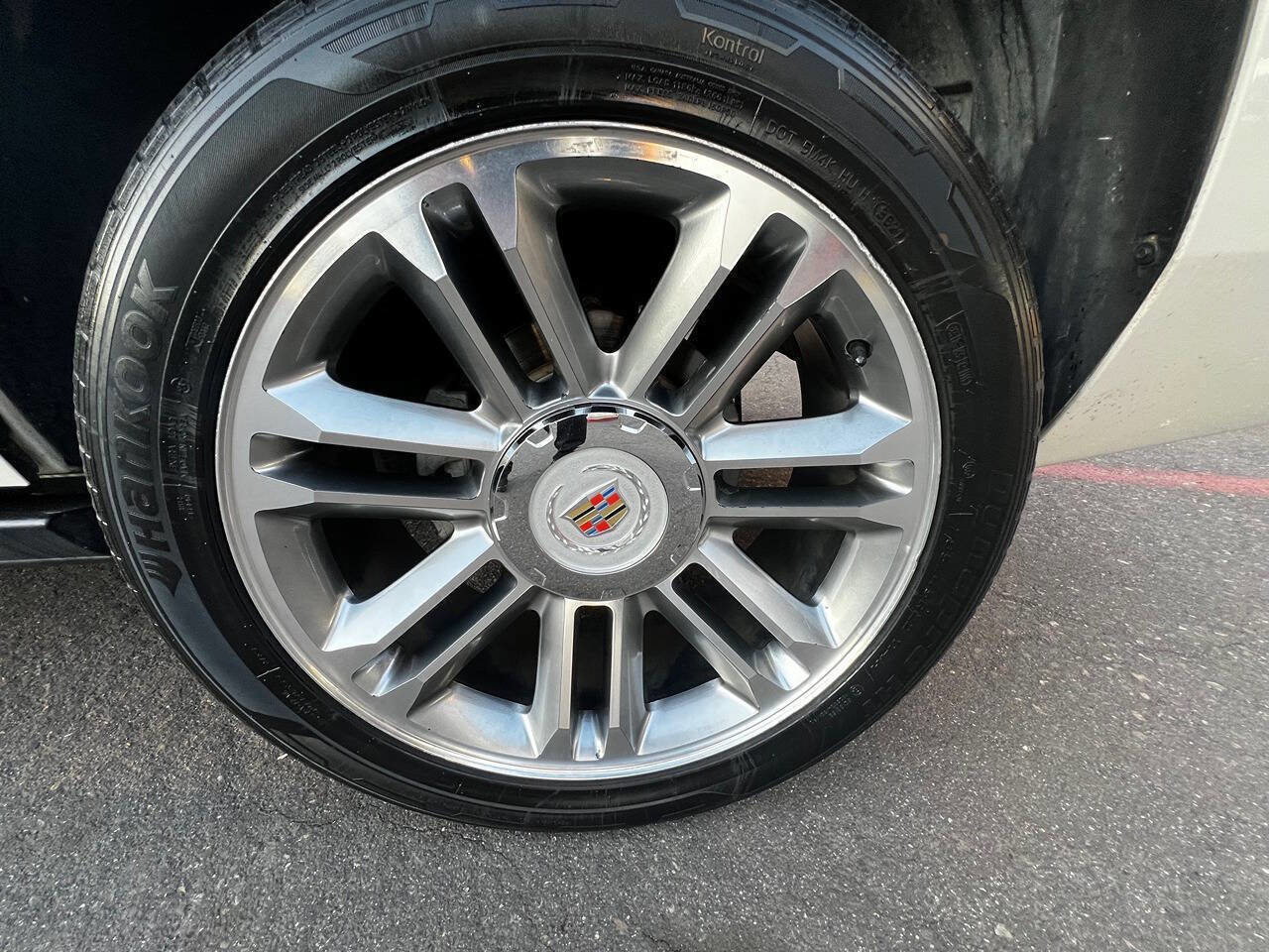 Used 2014 Cadillac Escalade Premium image 31