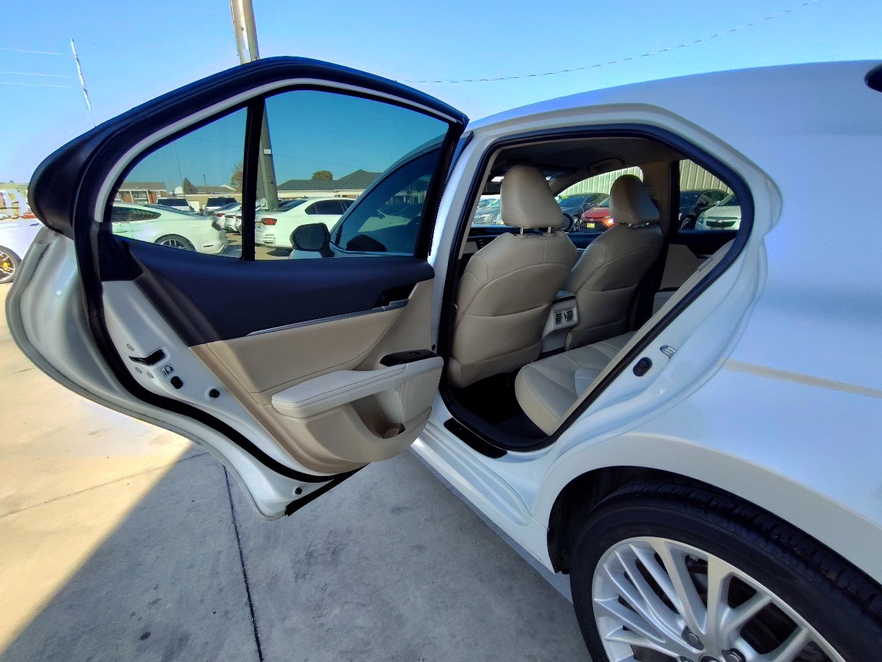 Used 2018 Toyota Camry XLE image 31