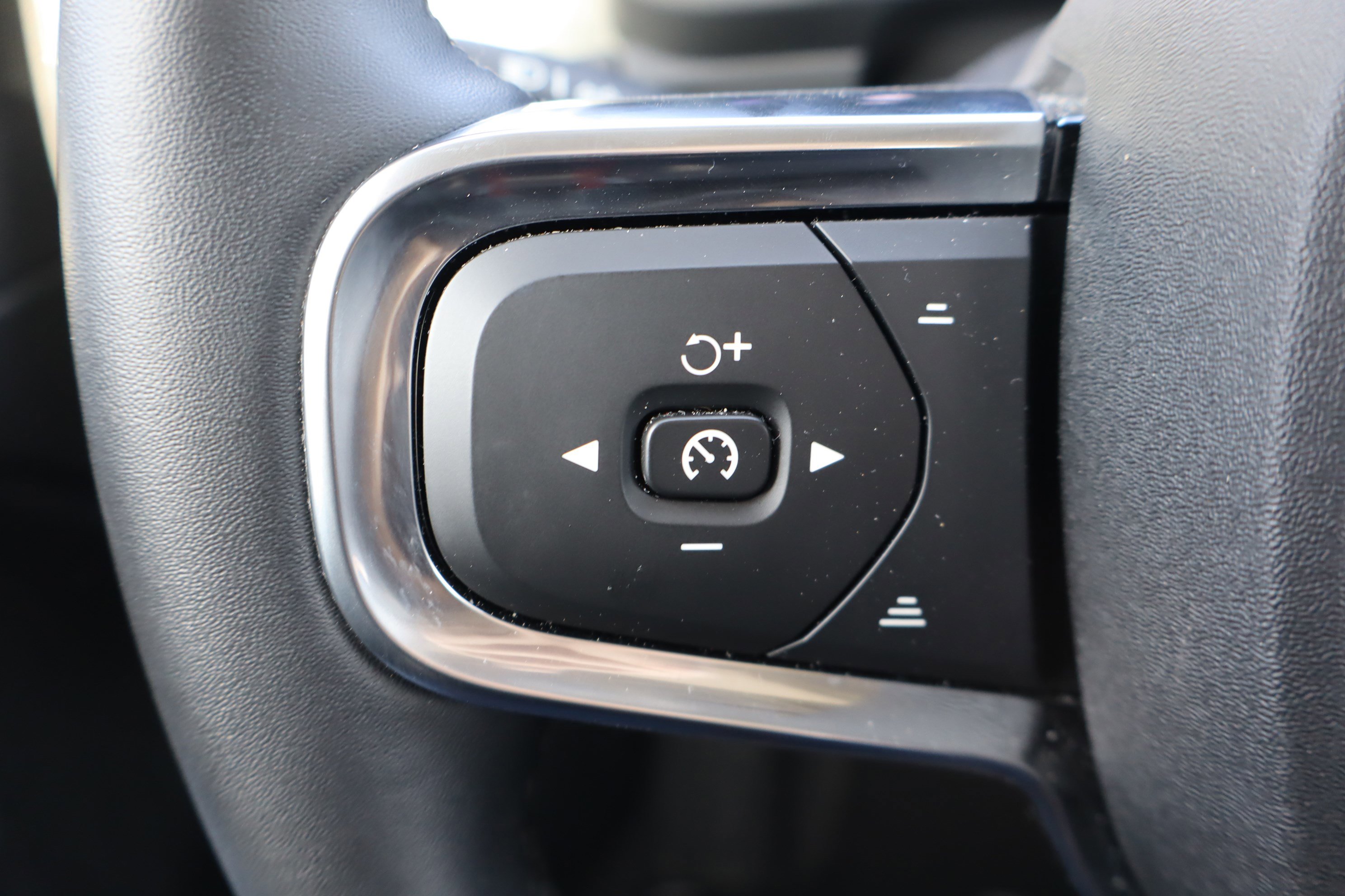 Used 2025 Volvo XC40 B5 Core image 20