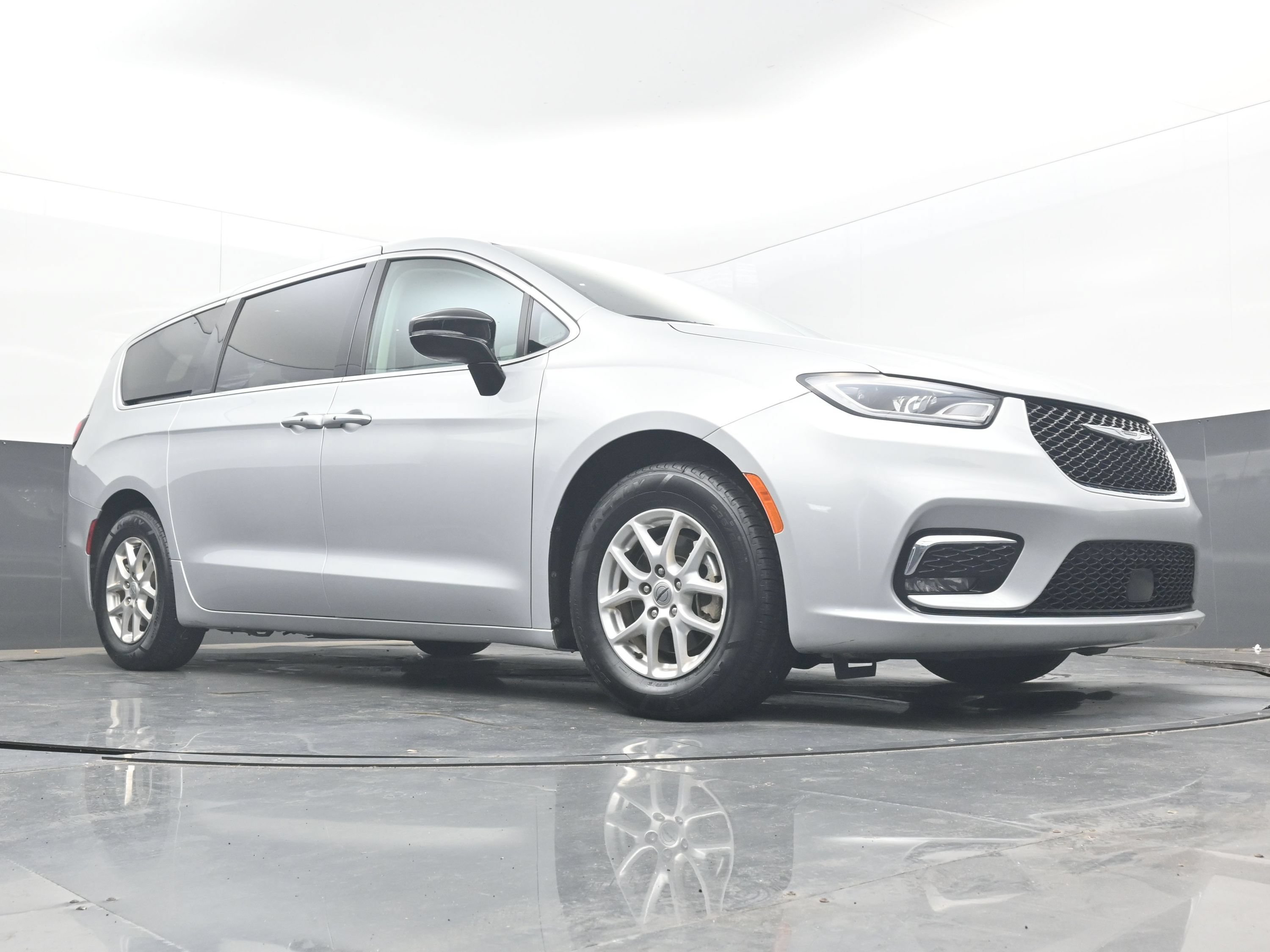 Used 2024 Chrysler Pacifica Touring-L FWD image 20