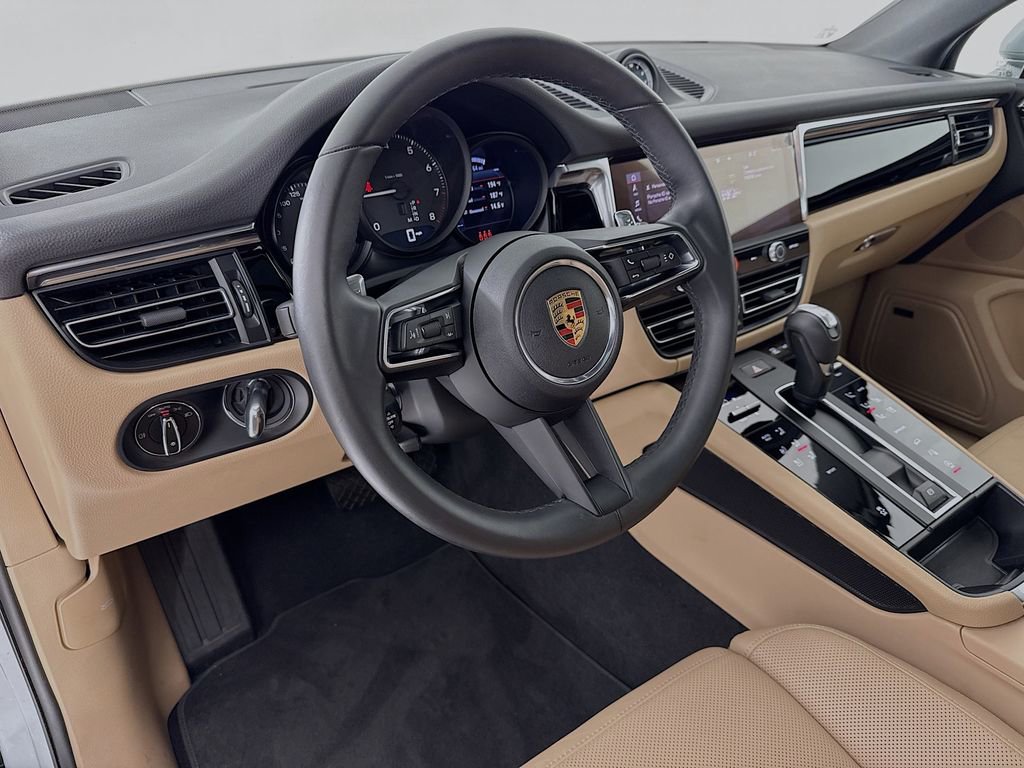 Certified 2025 Porsche Macan AWD/4WD image 4