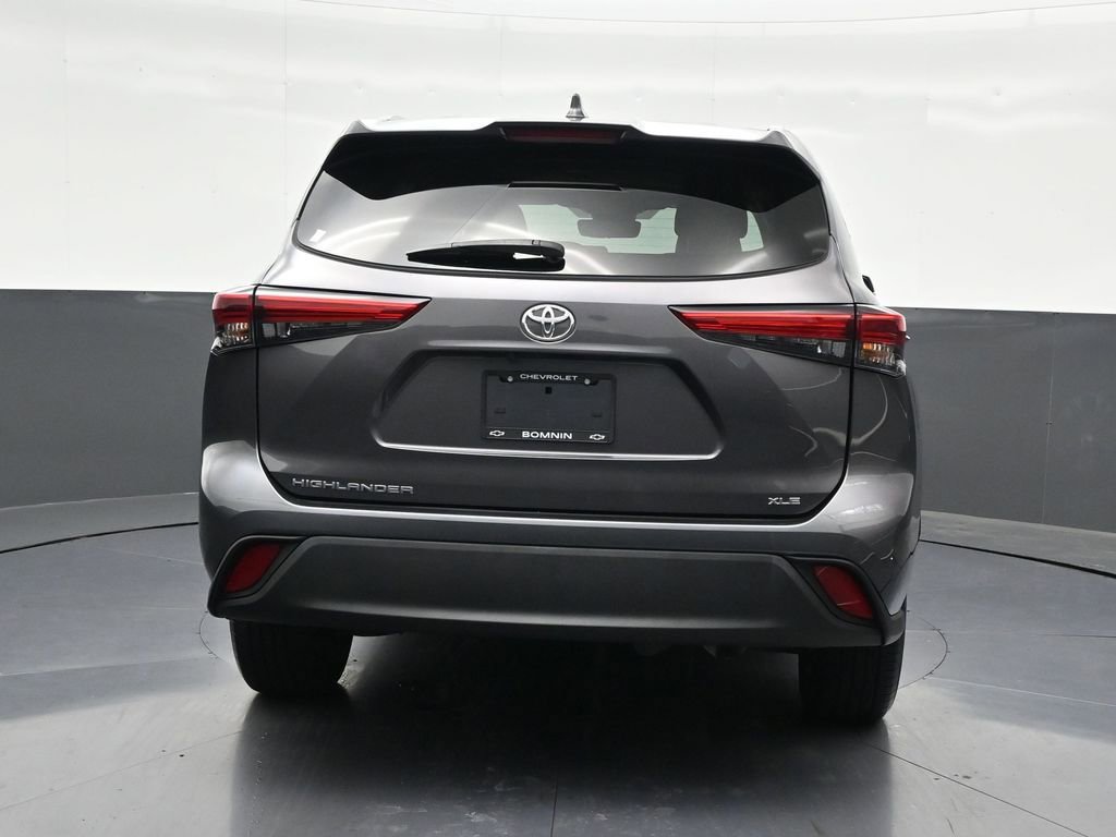Used 2022 Toyota Highlander XLE FWD image 4