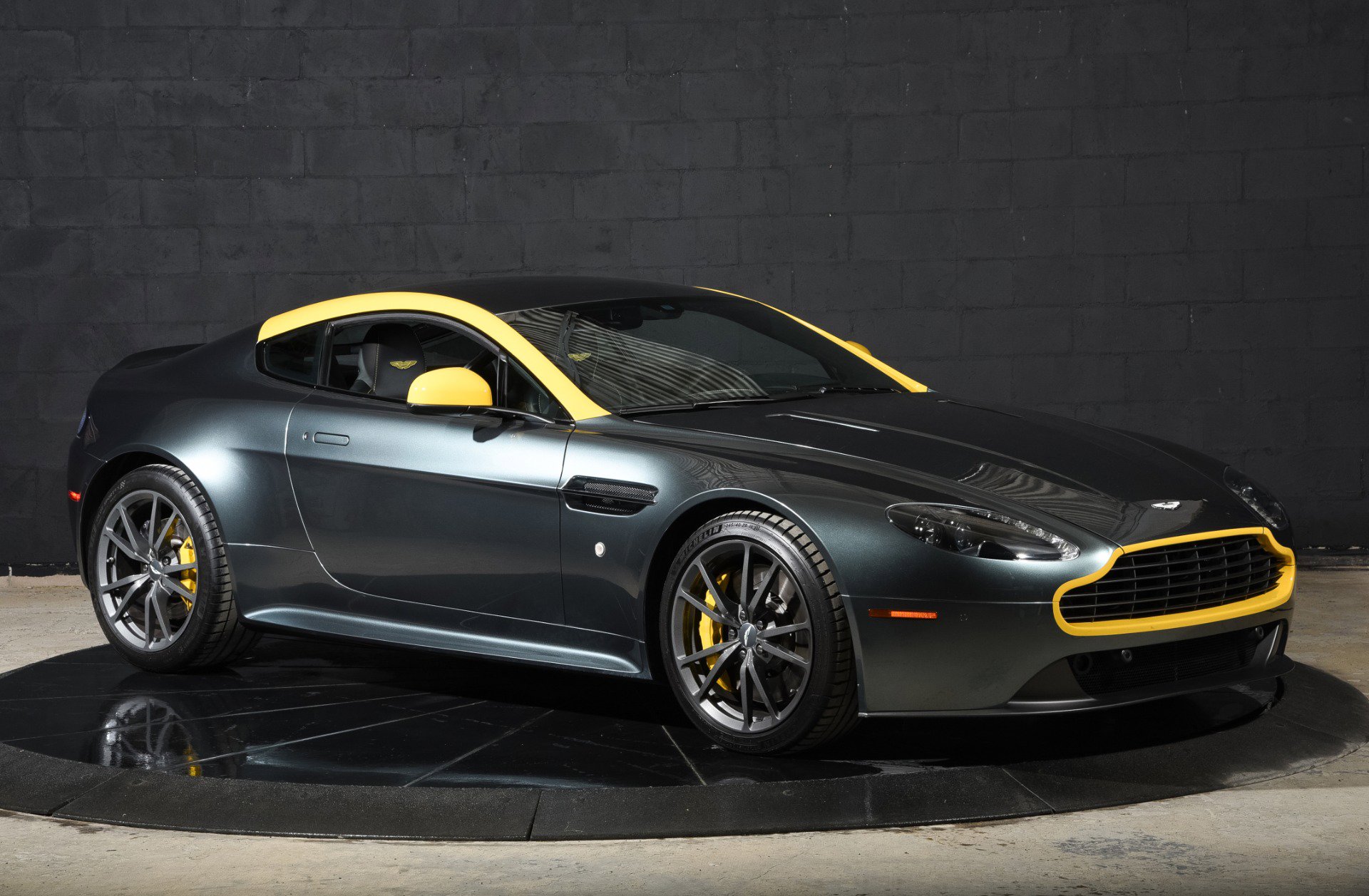 Used 2016 Aston Martin V8 Vantage GT RWD image 2