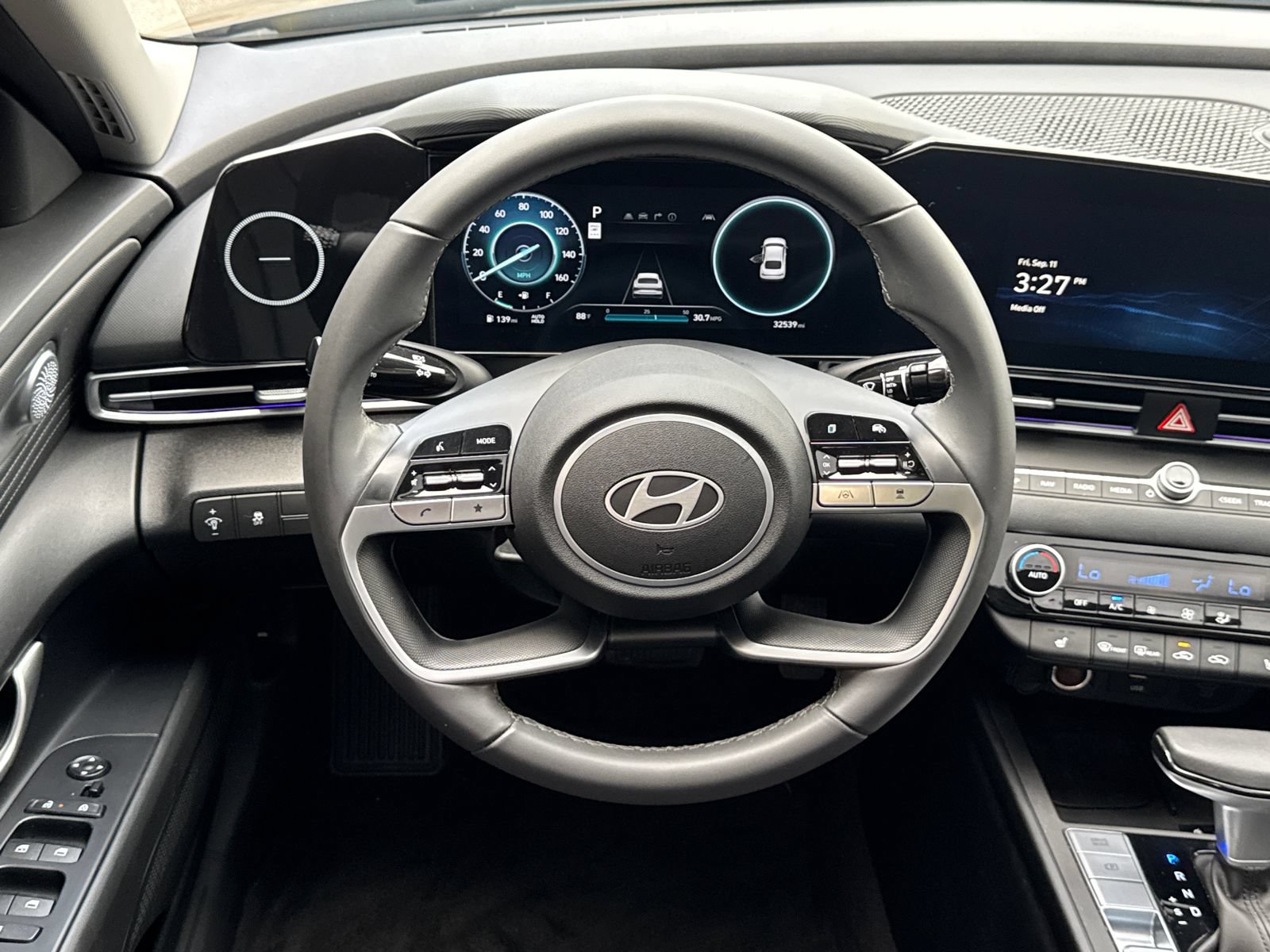Certified 2025 Hyundai Elantra Limited FWD image 22
