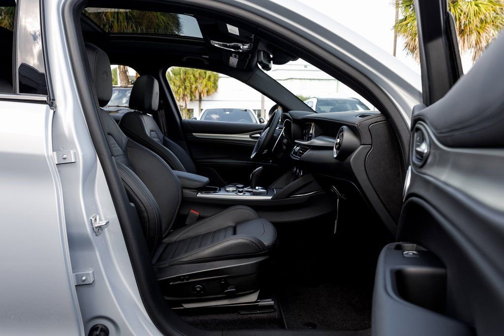 New 2025 Alfa Romeo Stelvio Sprint image 39