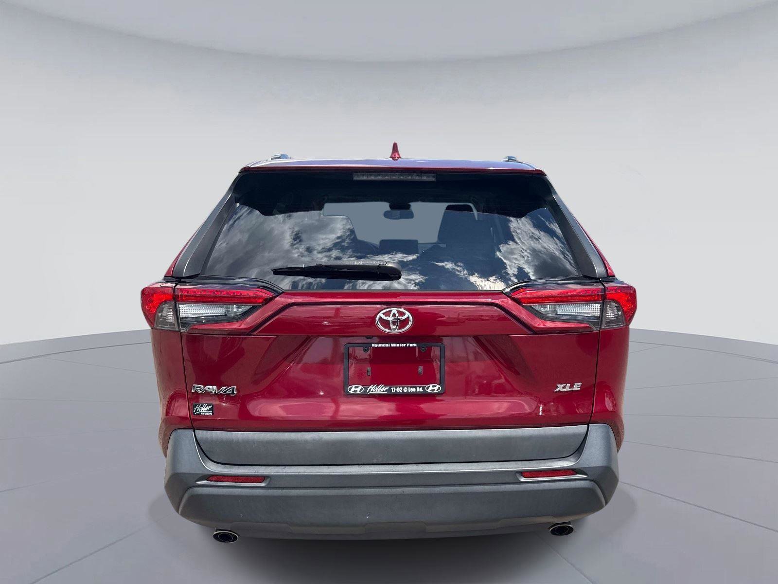 Used 2021 Toyota RAV4 XLE w/ Convenience Package FWD image 4