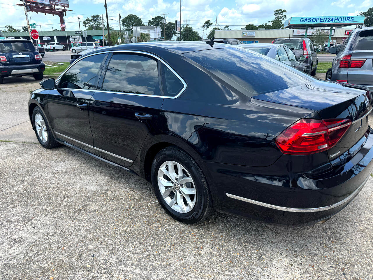 Used 2017 Volkswagen Passat 1.8T S image 2