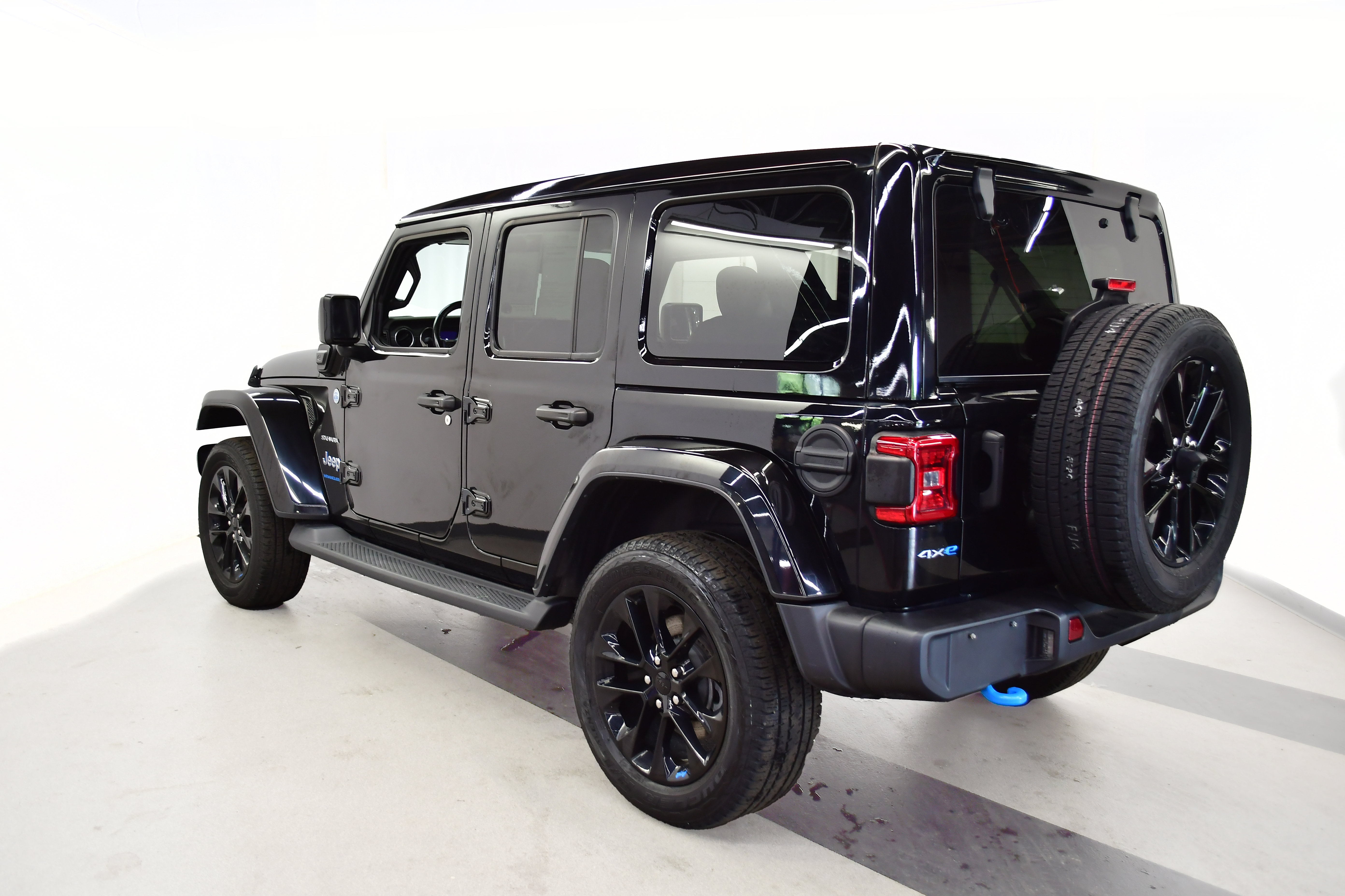 Used 2023 Jeep Wrangler Unlimited Sahara w/ Cold Weather Group AWD/4WD image 5