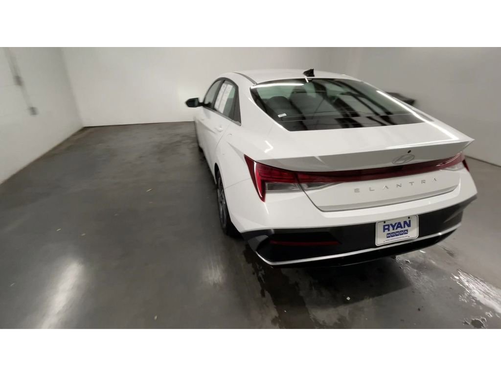 Used 2025 Hyundai Elantra SEL image 7