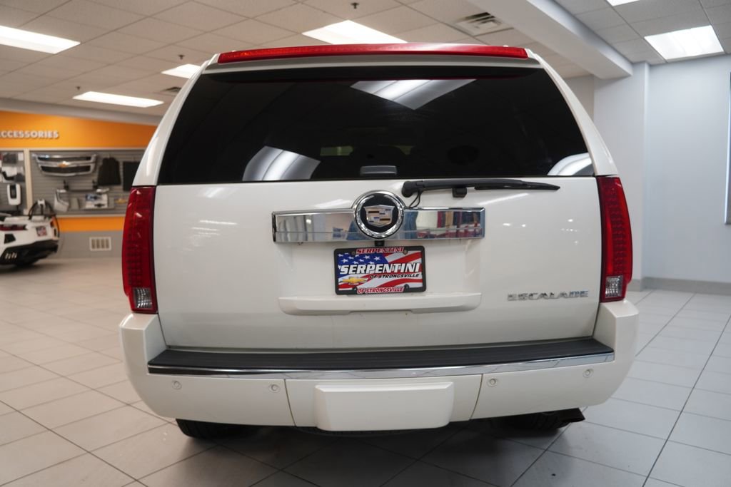 Used 2011 Cadillac Escalade Luxury image 12
