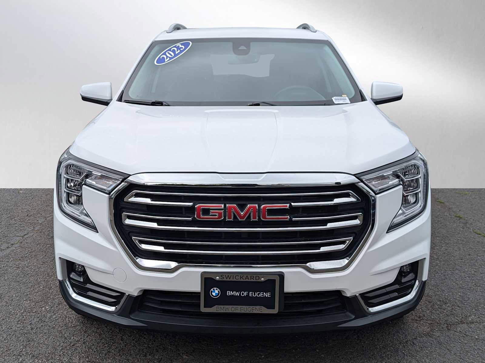 Used 2023 GMC Terrain SLT image 2