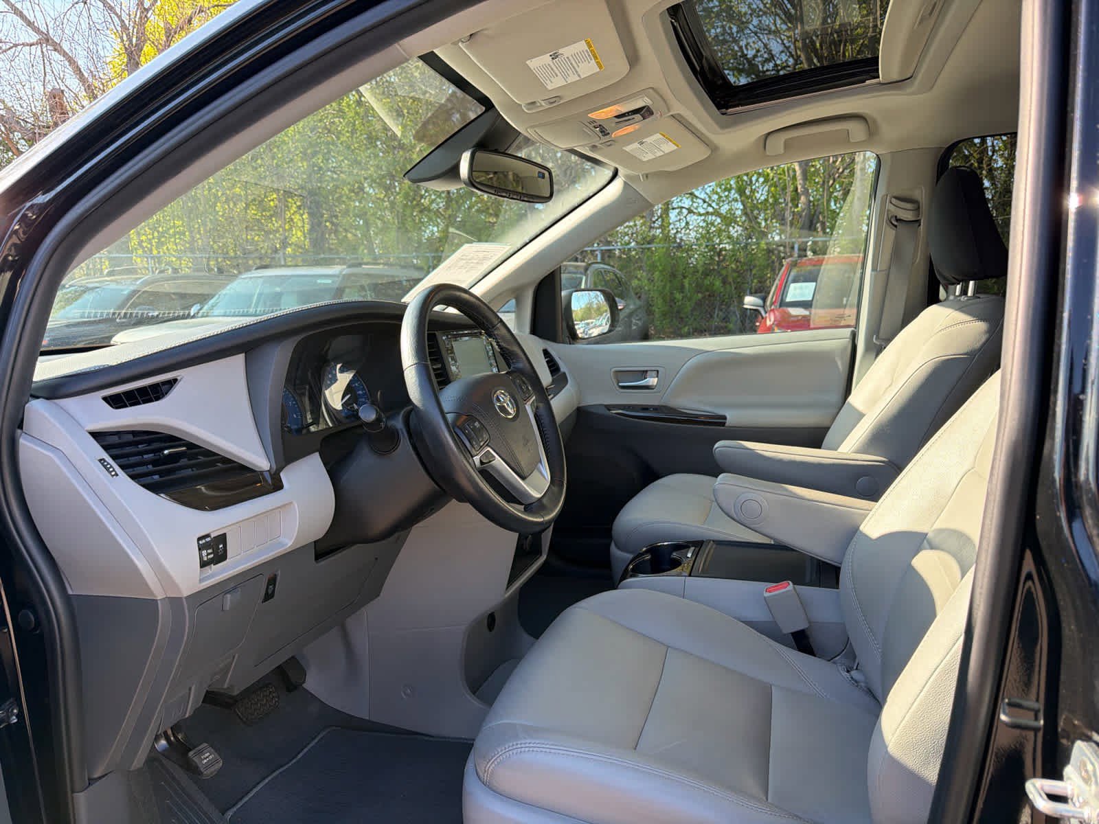 Used 2020 Toyota Sienna XLE w/ Carpet Mat Package FWD image 5