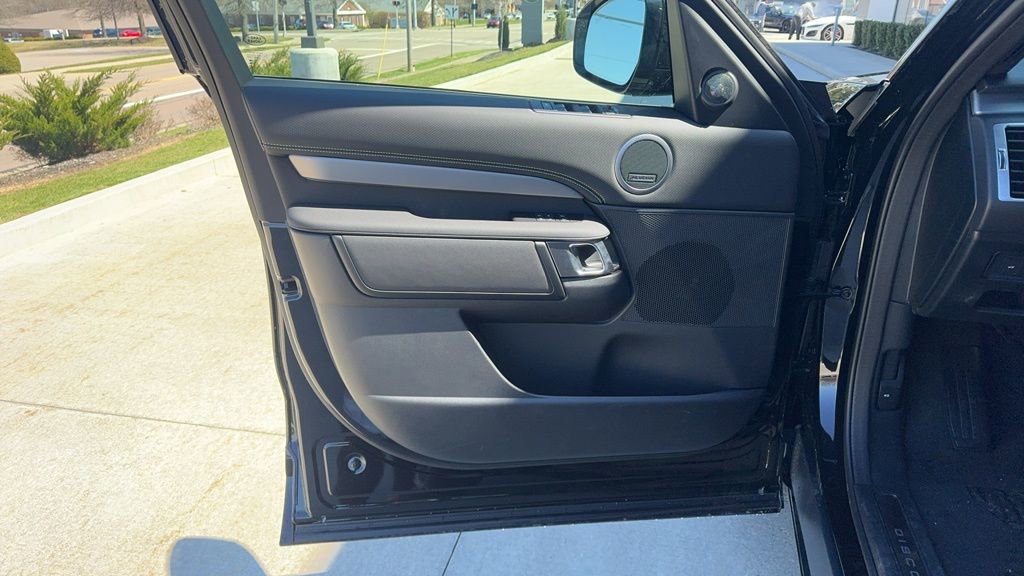 New 2024 Land Rover Discovery Dynamic SE image 16