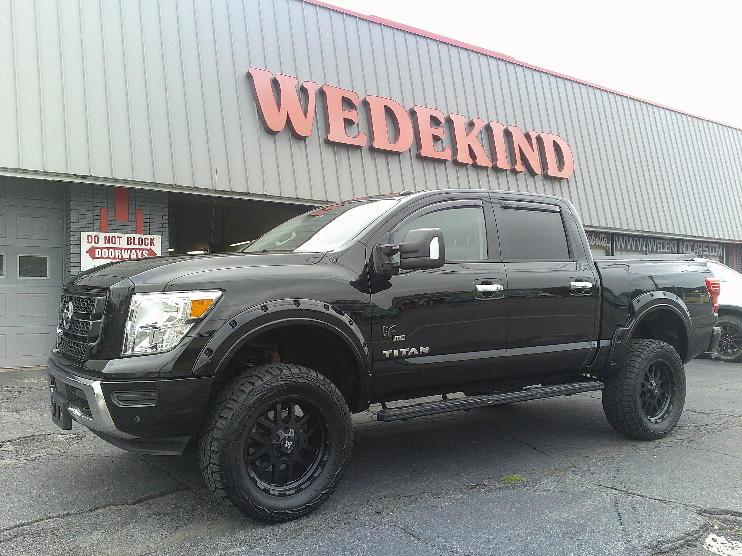 Used 2021 Nissan Titan SV w/ SV Convenience Package AWD/4WD image 2