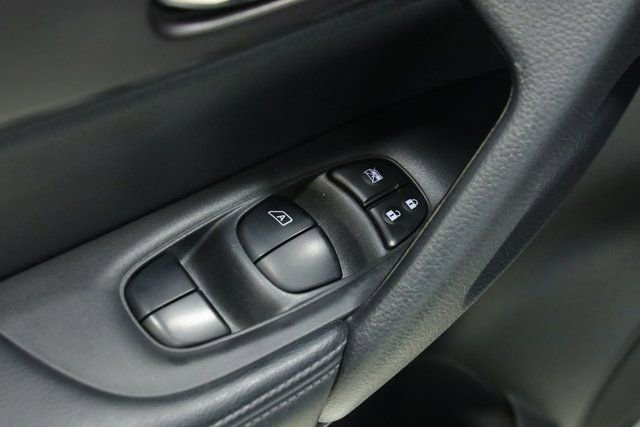 Used 2016 Nissan Rogue SV image 26