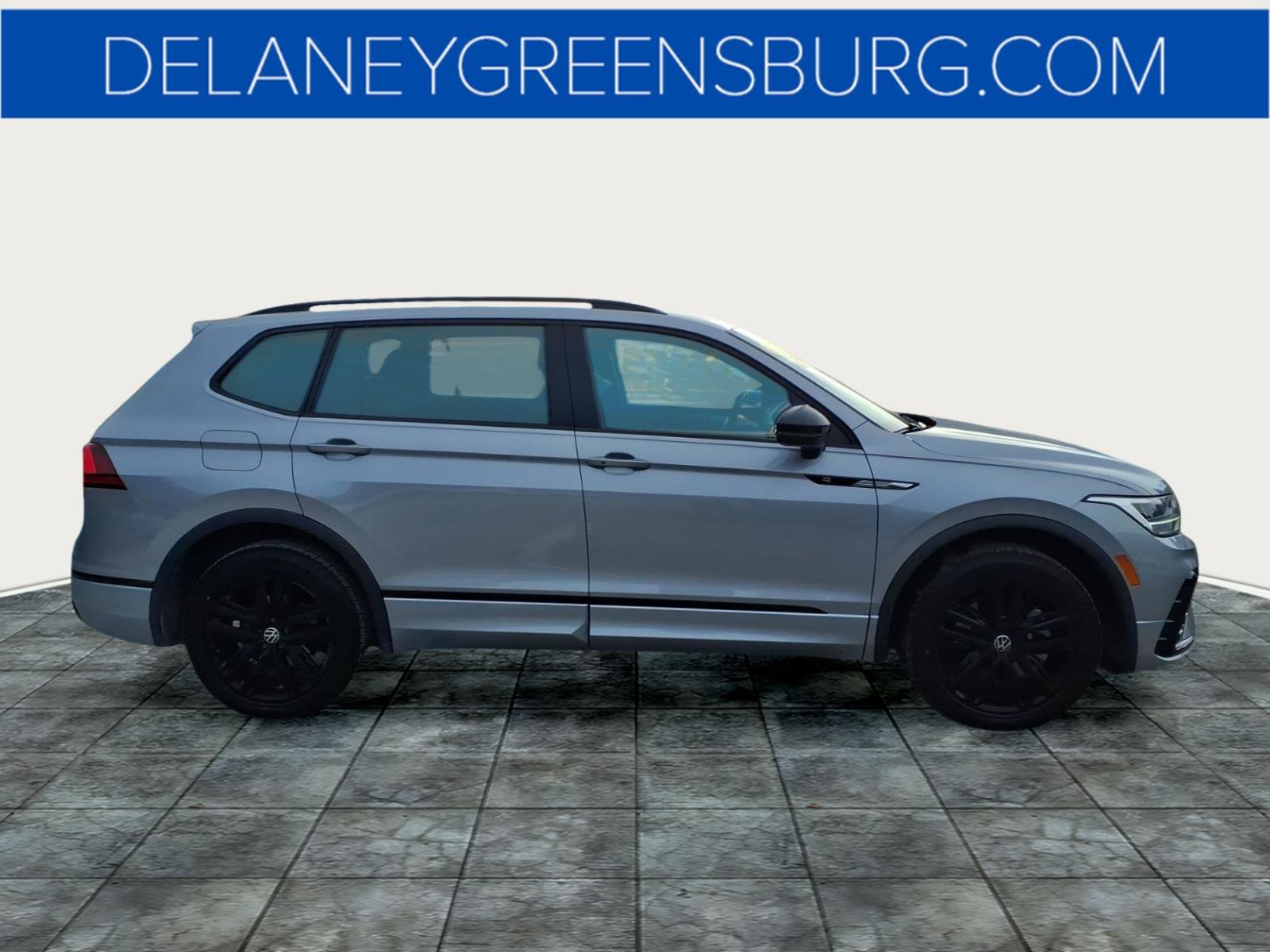 Used 2022 Volkswagen Tiguan SE R-Line image 2