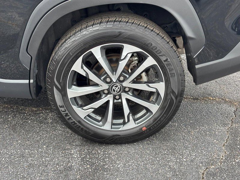 Used 2024 Toyota Corolla Cross XLE w/ Convenience Package image 9