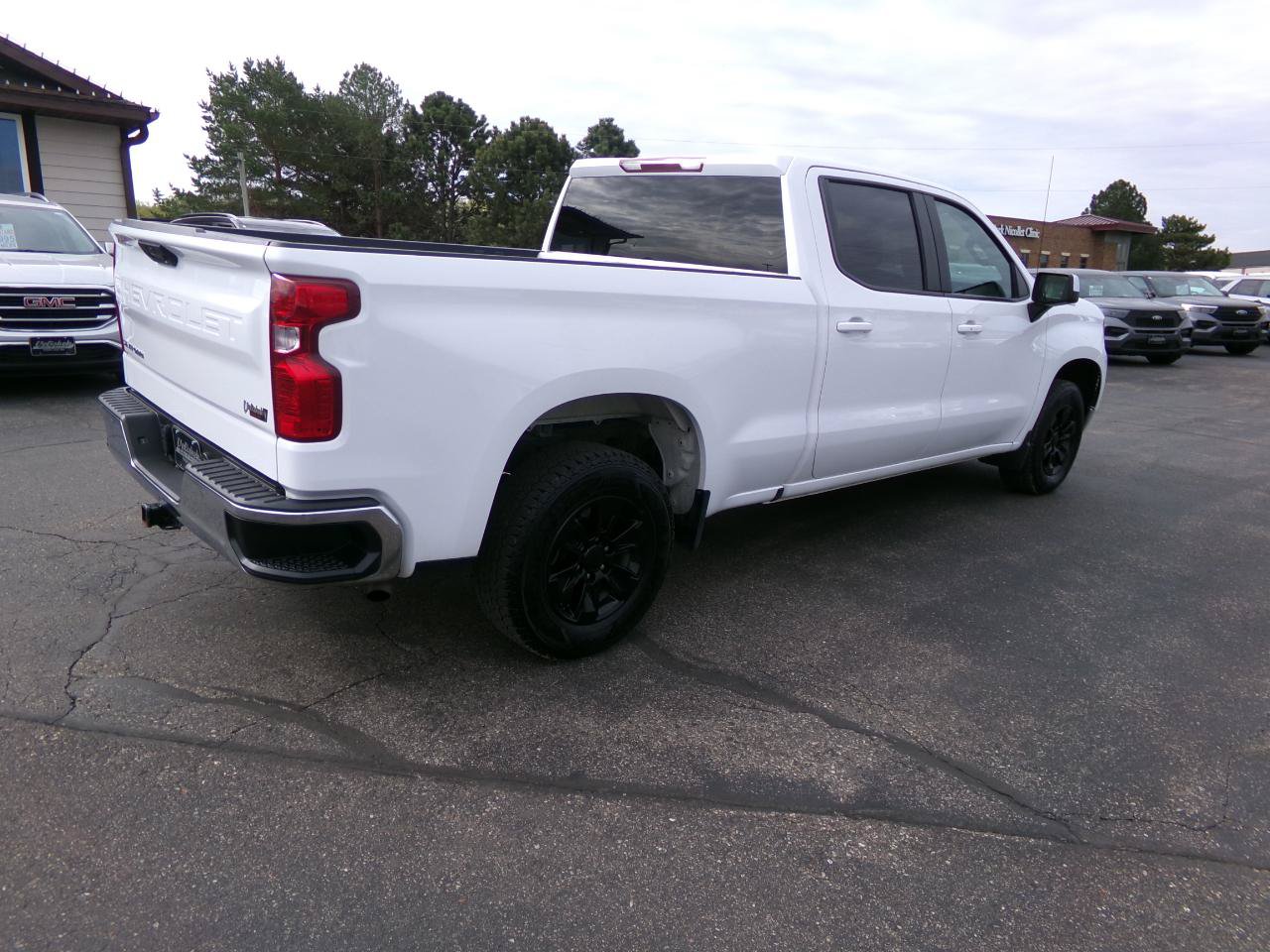 Used 2022 Chevrolet Silverado 1500 LT AWD/4WD image 3