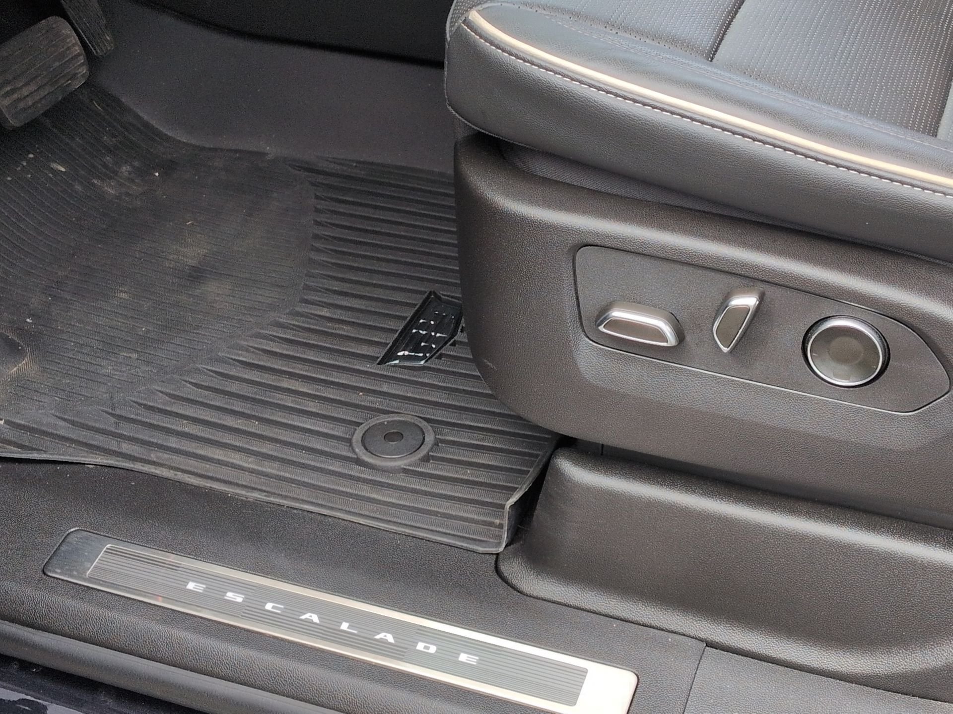 Certified 2025 Cadillac Escalade ESV Sport w/ LPO, Floor Liner Package AWD/4WD image 98