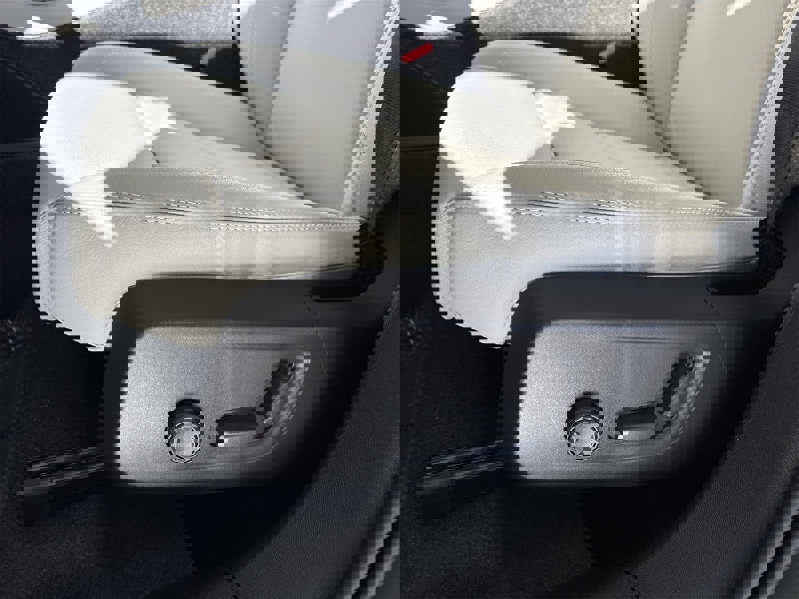 New 2026 Volvo XC40 B5 Plus w/ Protection Package Premier image 10