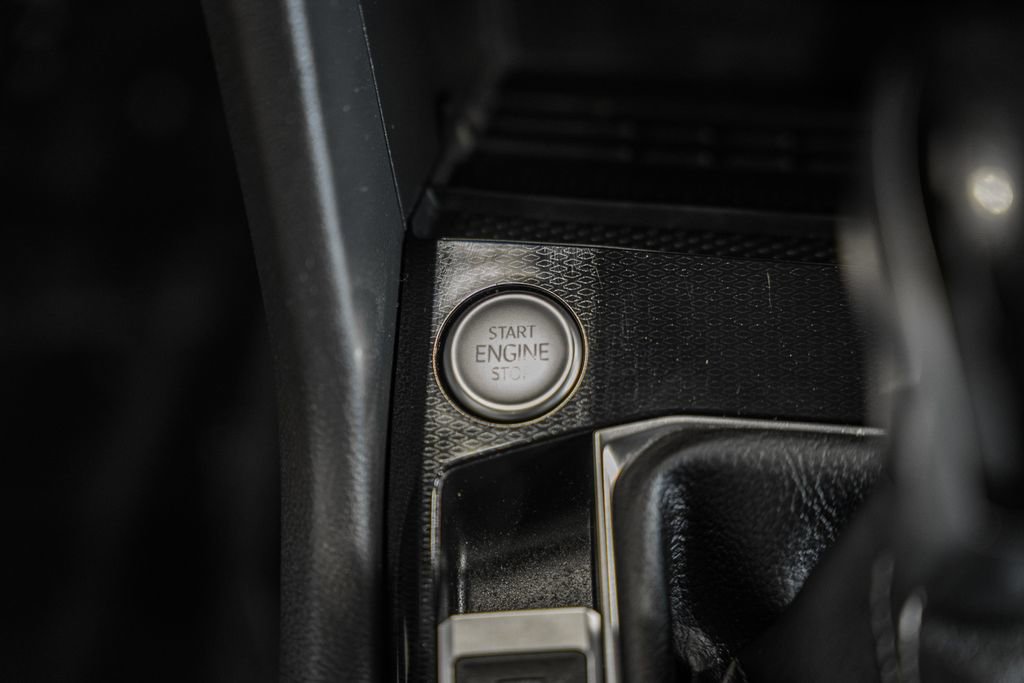 Used 2025 Volkswagen Taos SE w/ Panoramic Sunroof Package image 32