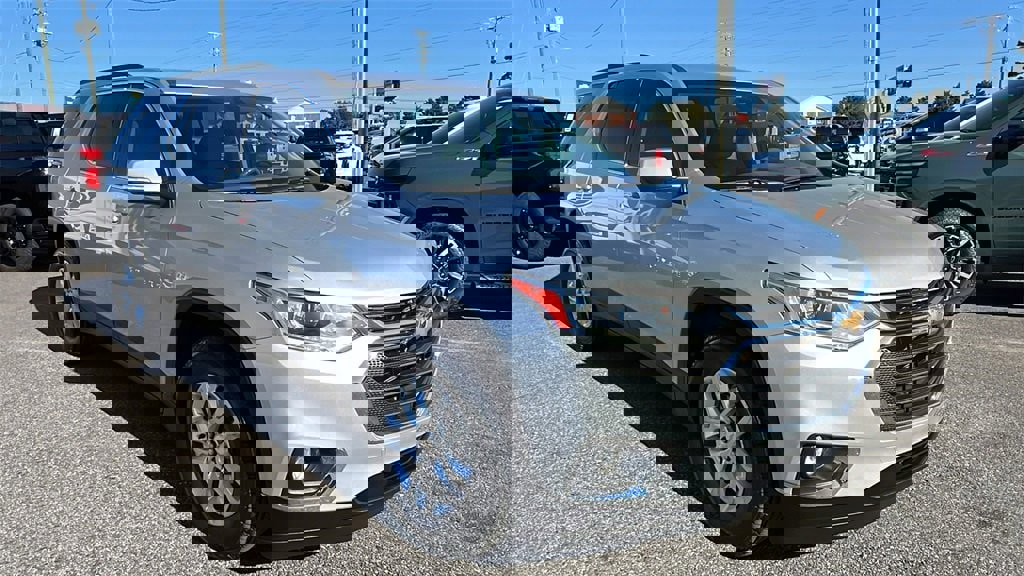 Used 2021 Chevrolet Traverse LT image 3