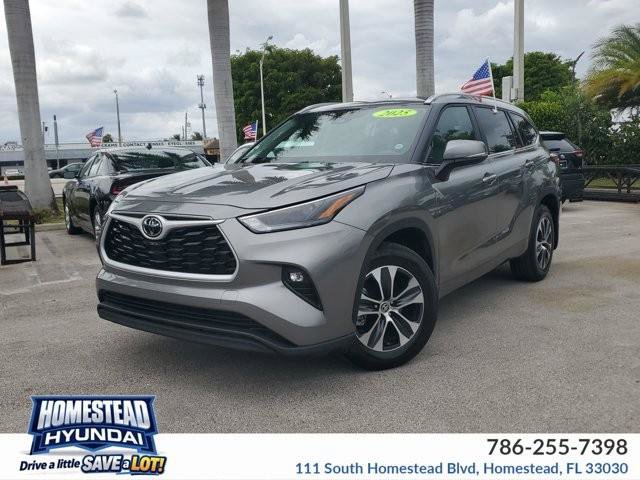 Used 2025 Toyota Highlander XLE FWD image 1