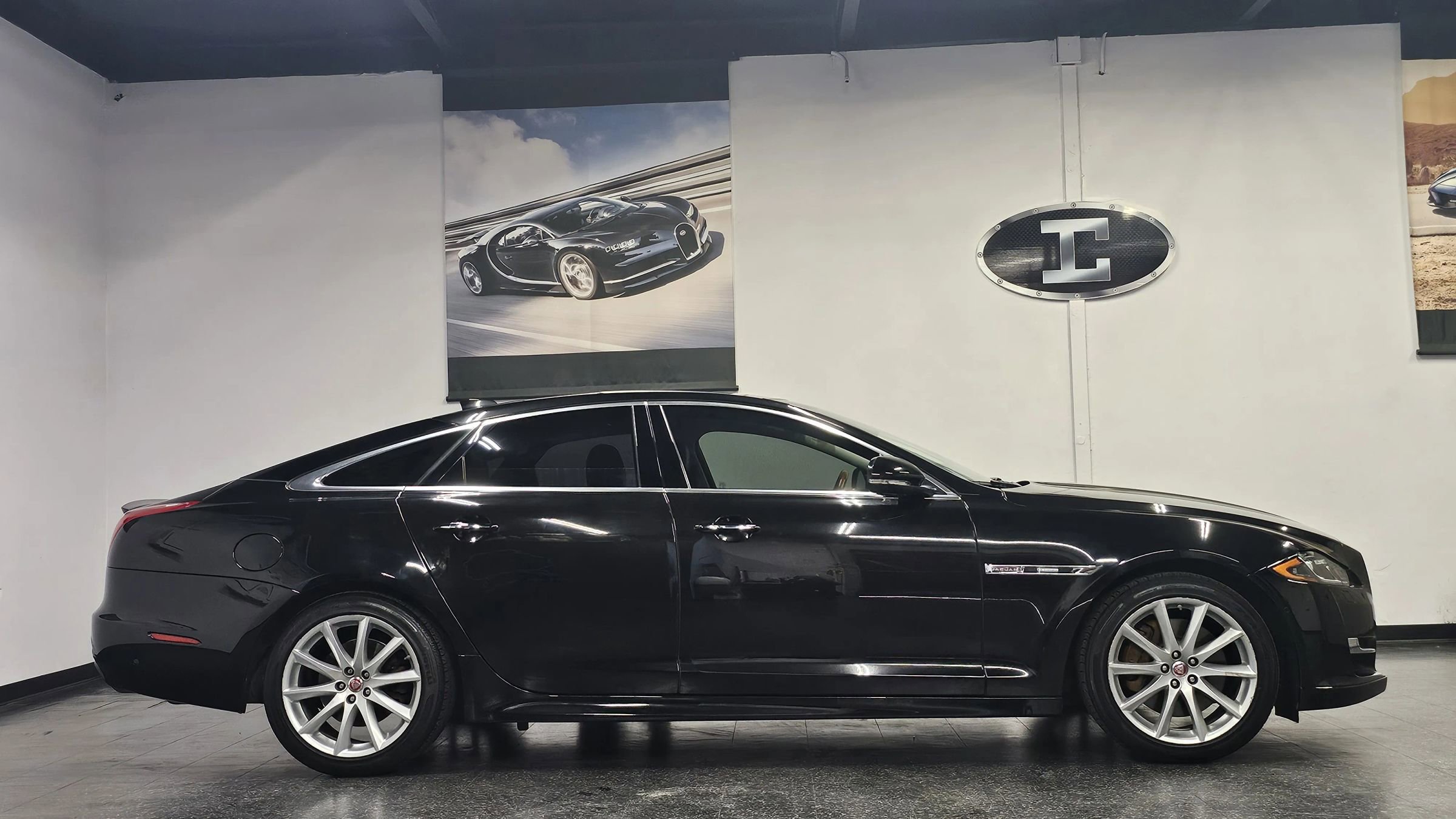 Used 2018 Jaguar XJ R-Sport RWD image 21