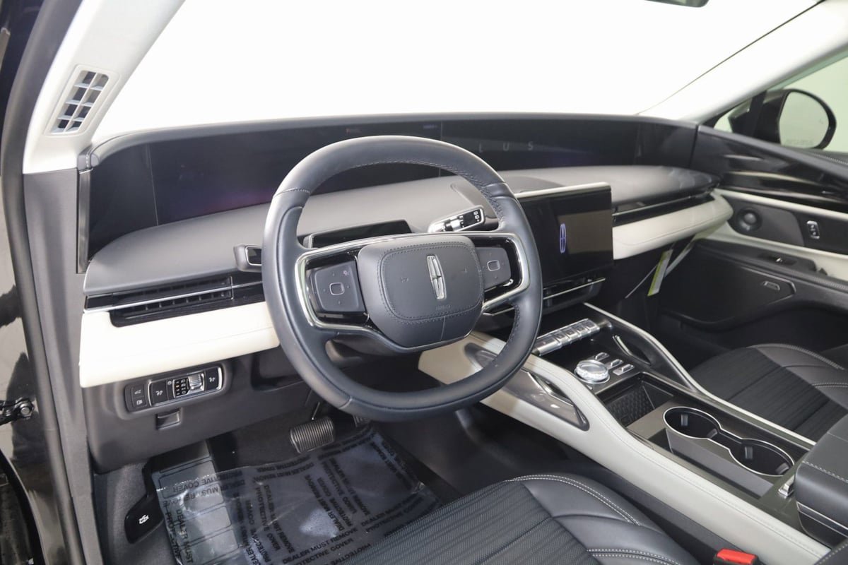 Used 2025 Lincoln Nautilus Reserve AWD/4WD image 31