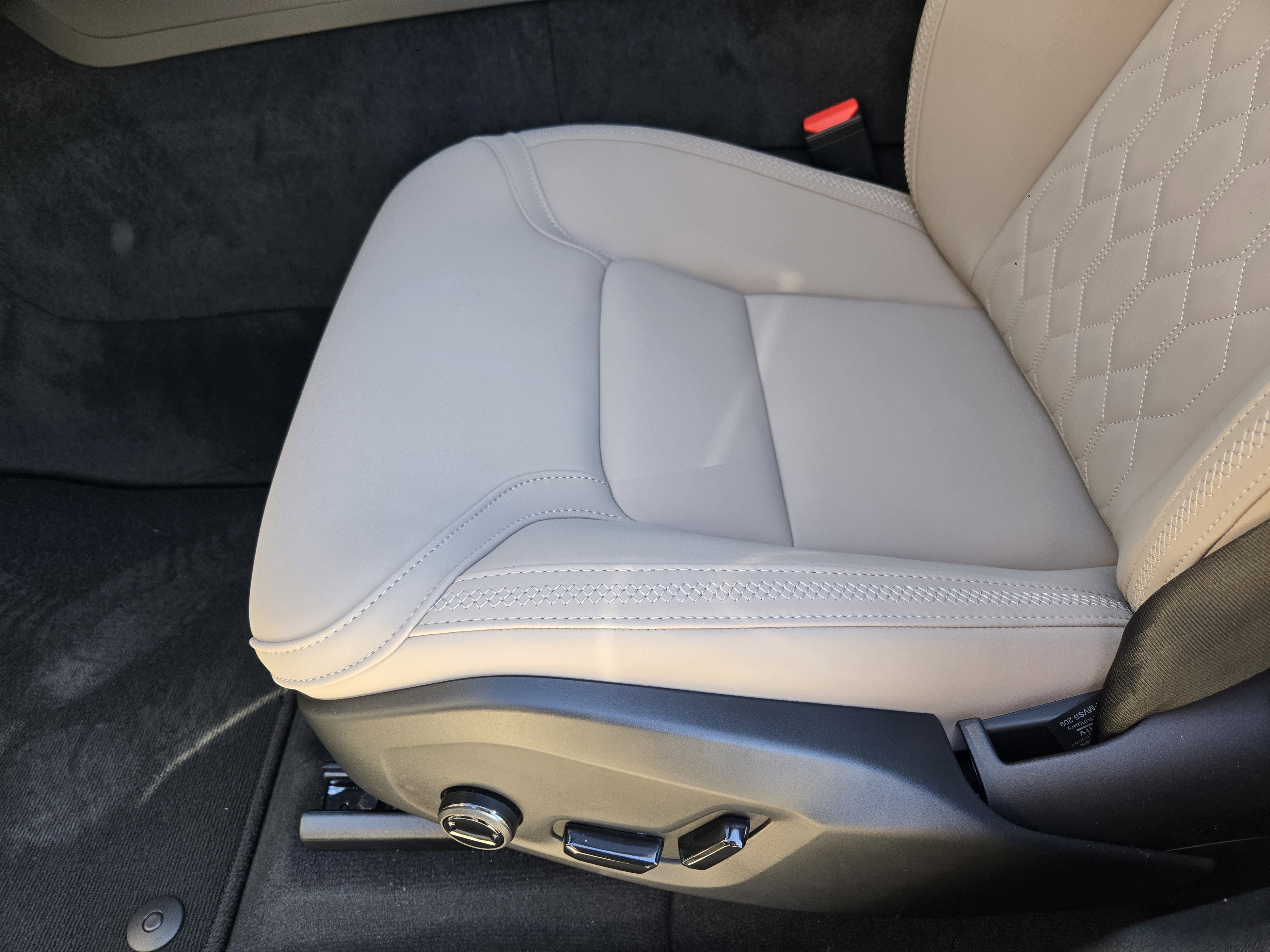 New 2026 Volvo XC60 T8 Plus w/ Protection Package Premier image 28