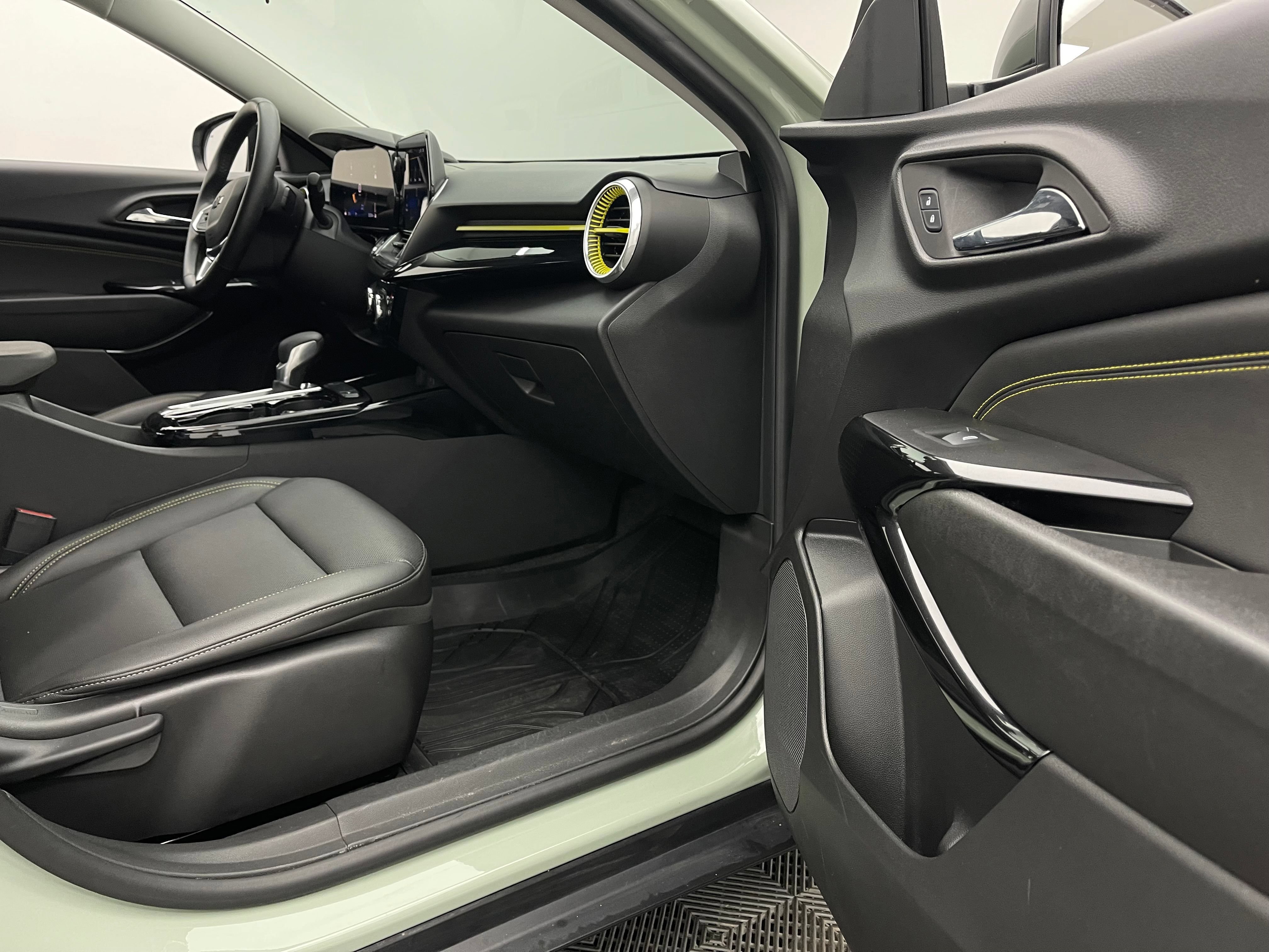 Used 2024 Chevrolet Trax ACTIV w/ Driver Confidence Package FWD image 31