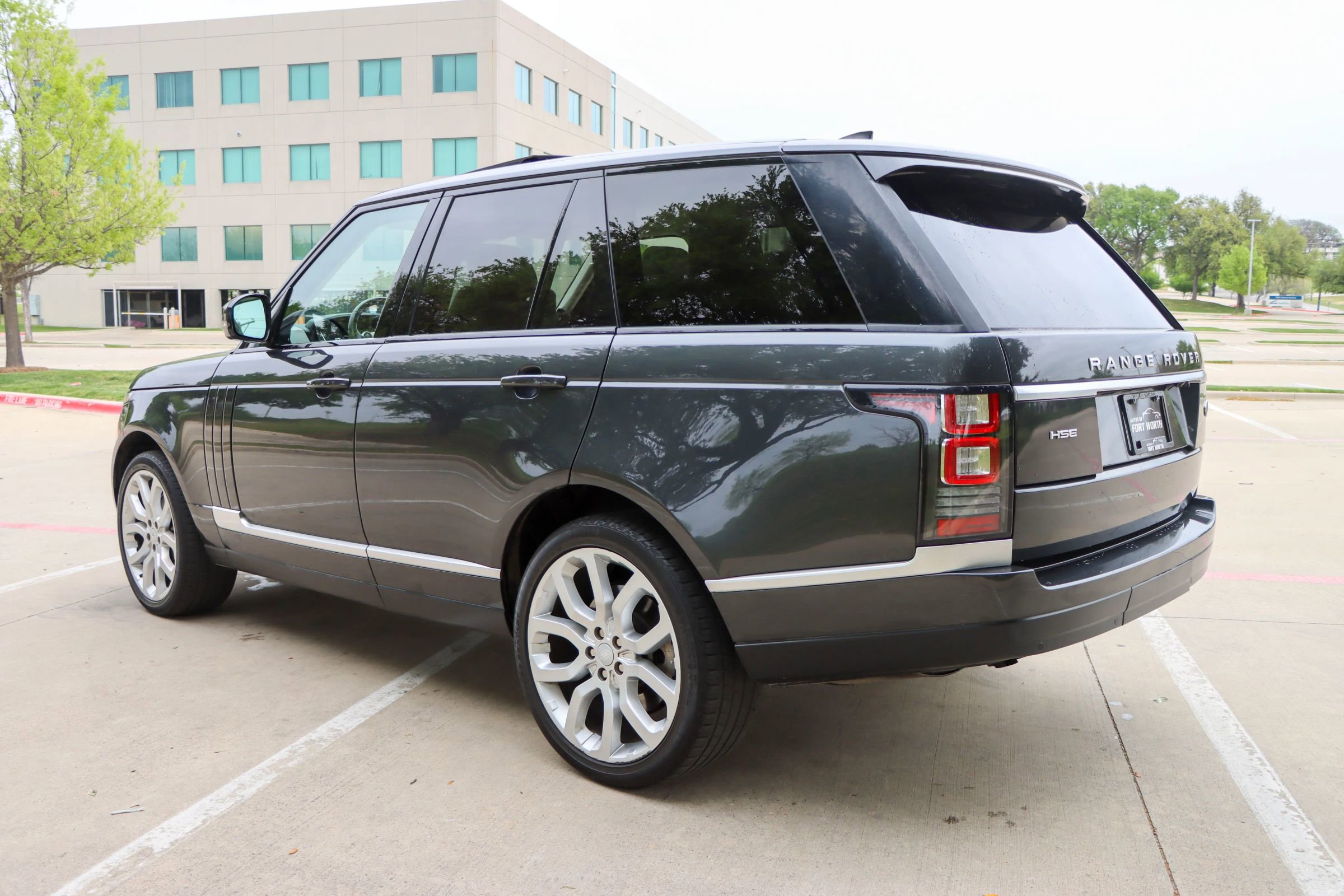 Used 2017 Land Rover Range Rover HSE image 4