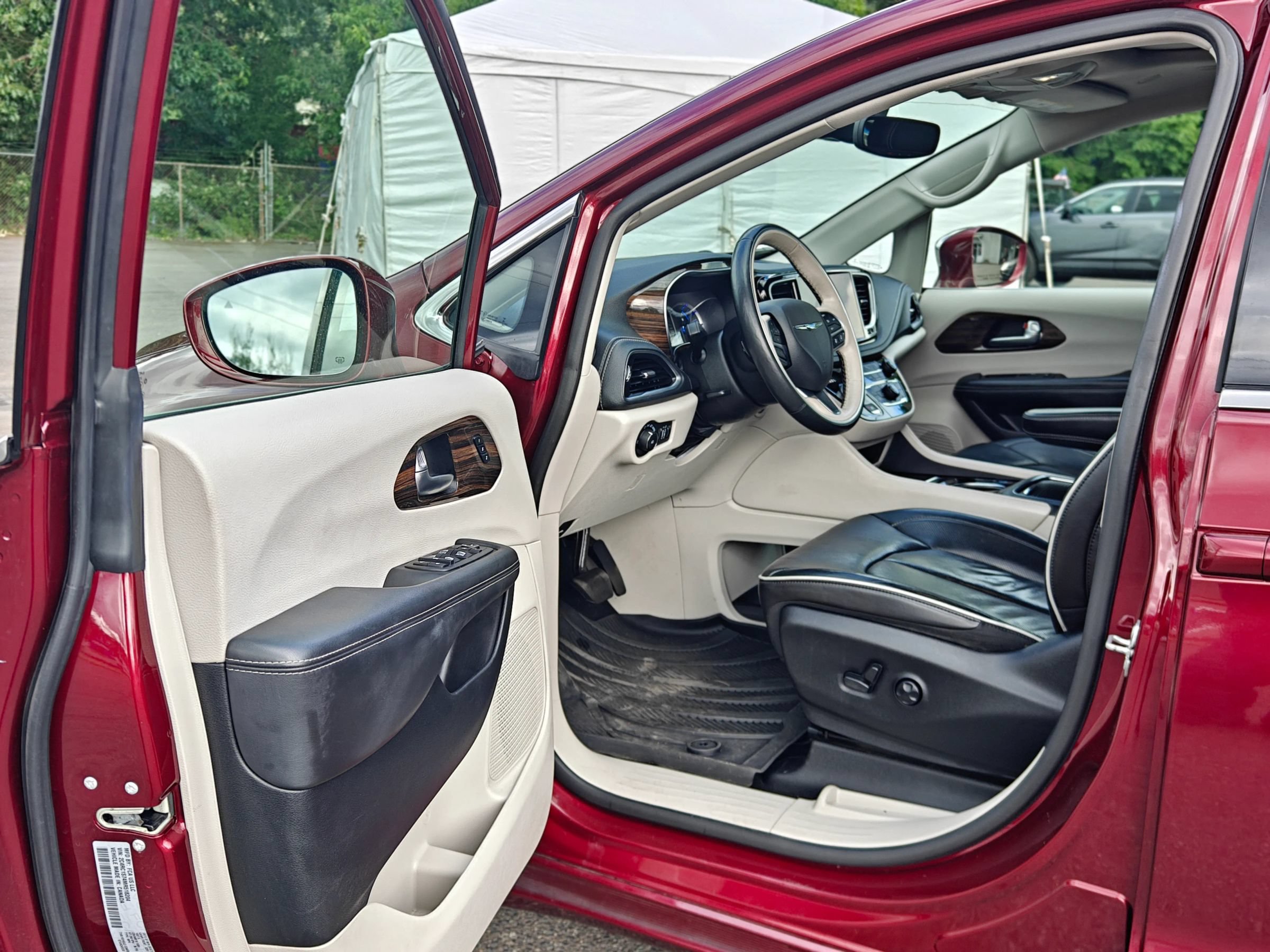 Used 2021 Chrysler Pacifica Limited FWD image 17