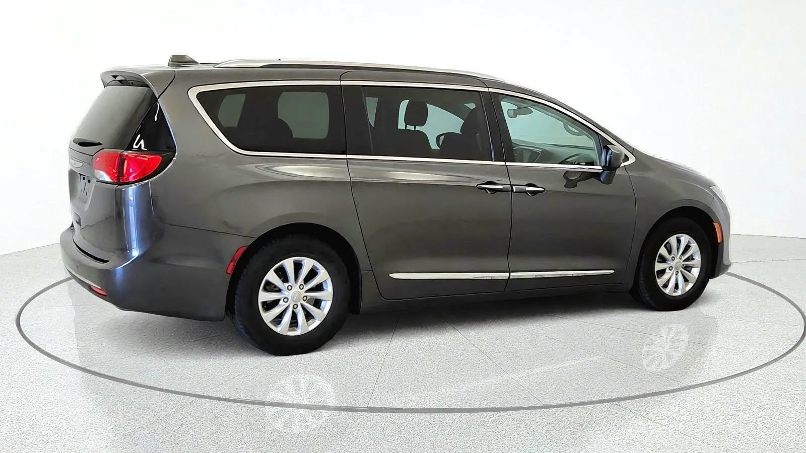 Used 2019 Chrysler Pacifica Touring-L FWD image 9