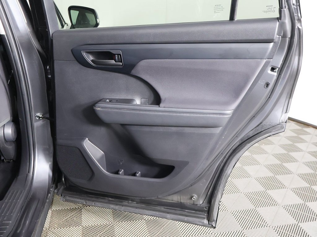 Used 2022 Toyota Highlander LE image 25