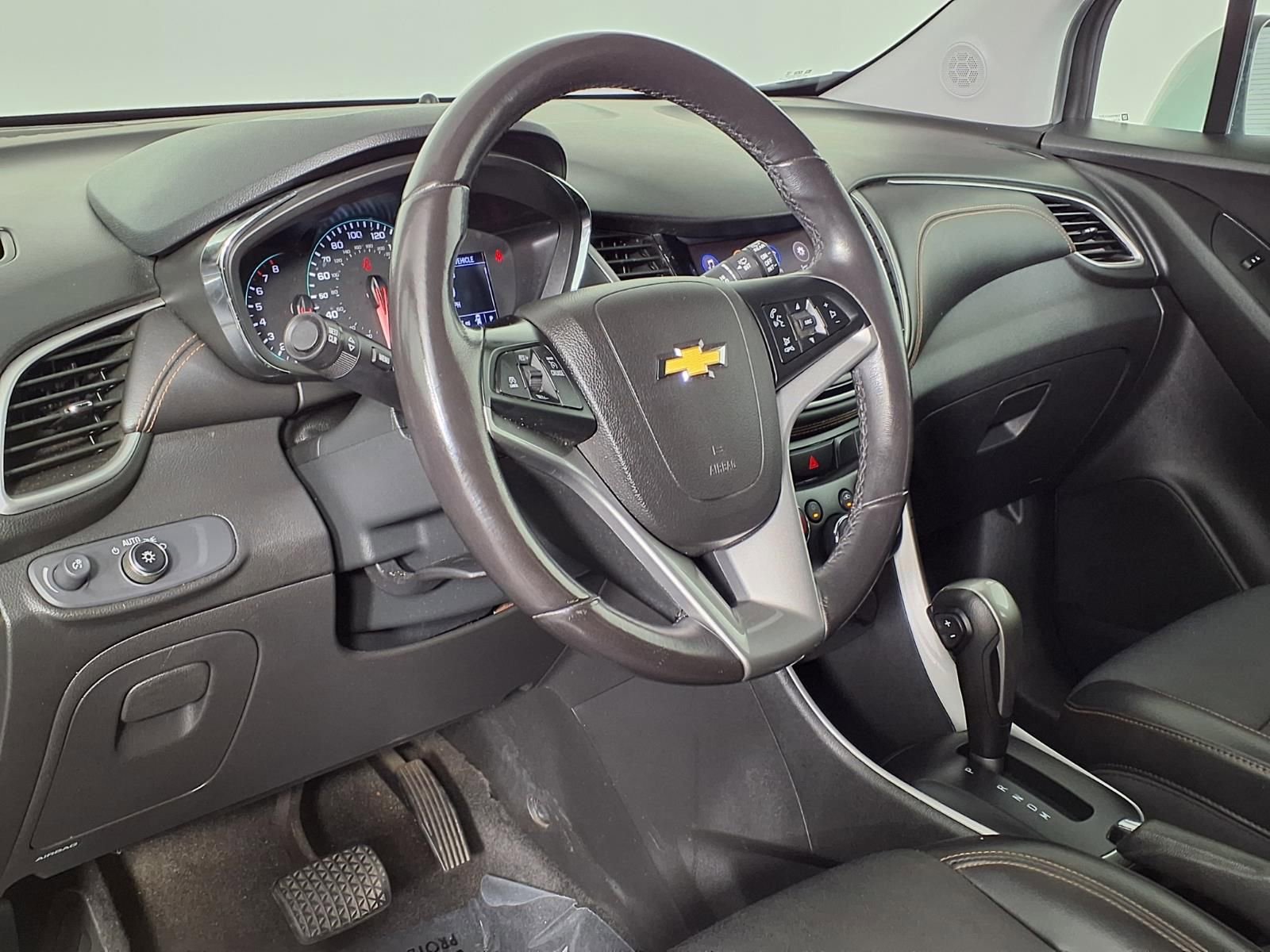 Used 2020 Chevrolet Trax LT w/ LT Convenience Package AWD/4WD image 23