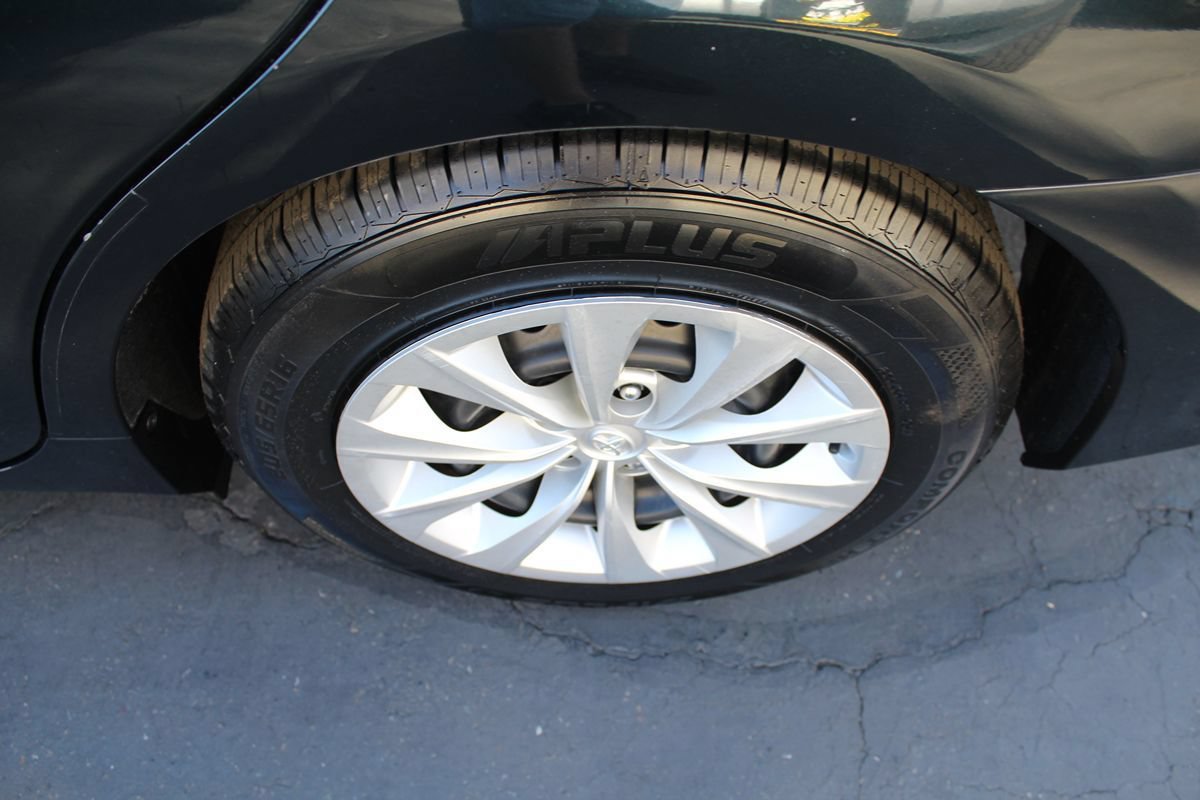 Used 2015 Toyota Camry LE FWD image 12