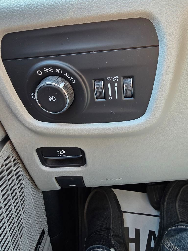 Used 2022 Jeep Grand Cherokee Overland w/ Luxury Tech Group IV image 22