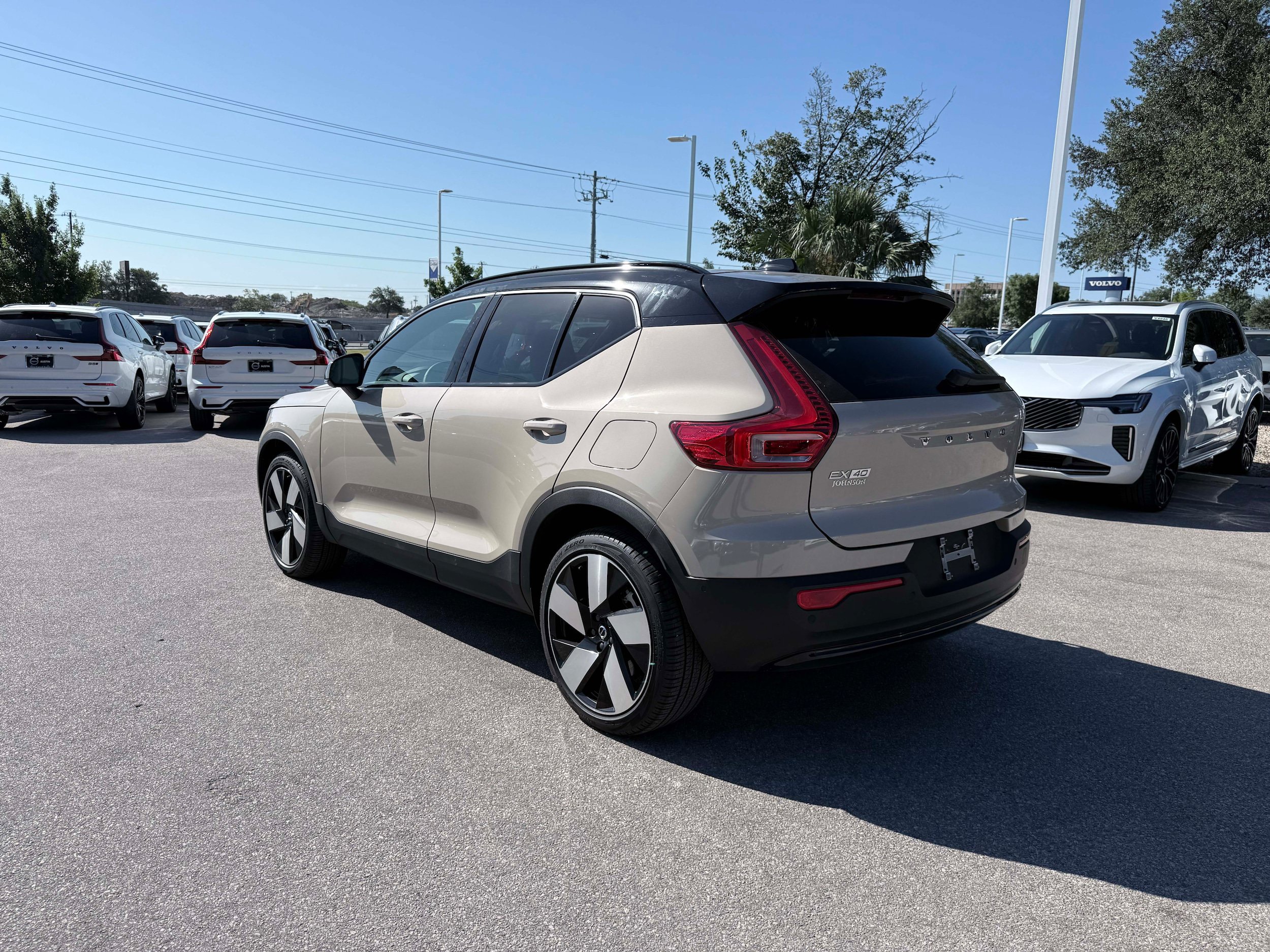 Certified 2025 Volvo EX40 Ultra AWD/4WD image 3