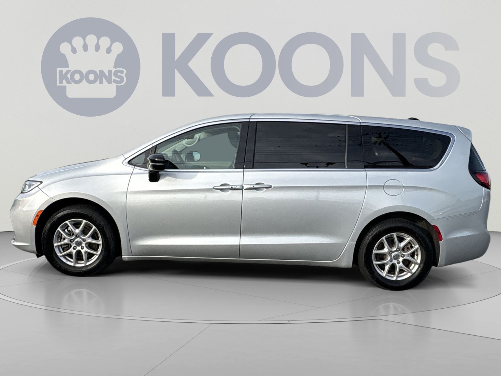 Used 2024 Chrysler Pacifica Touring-L FWD image 2