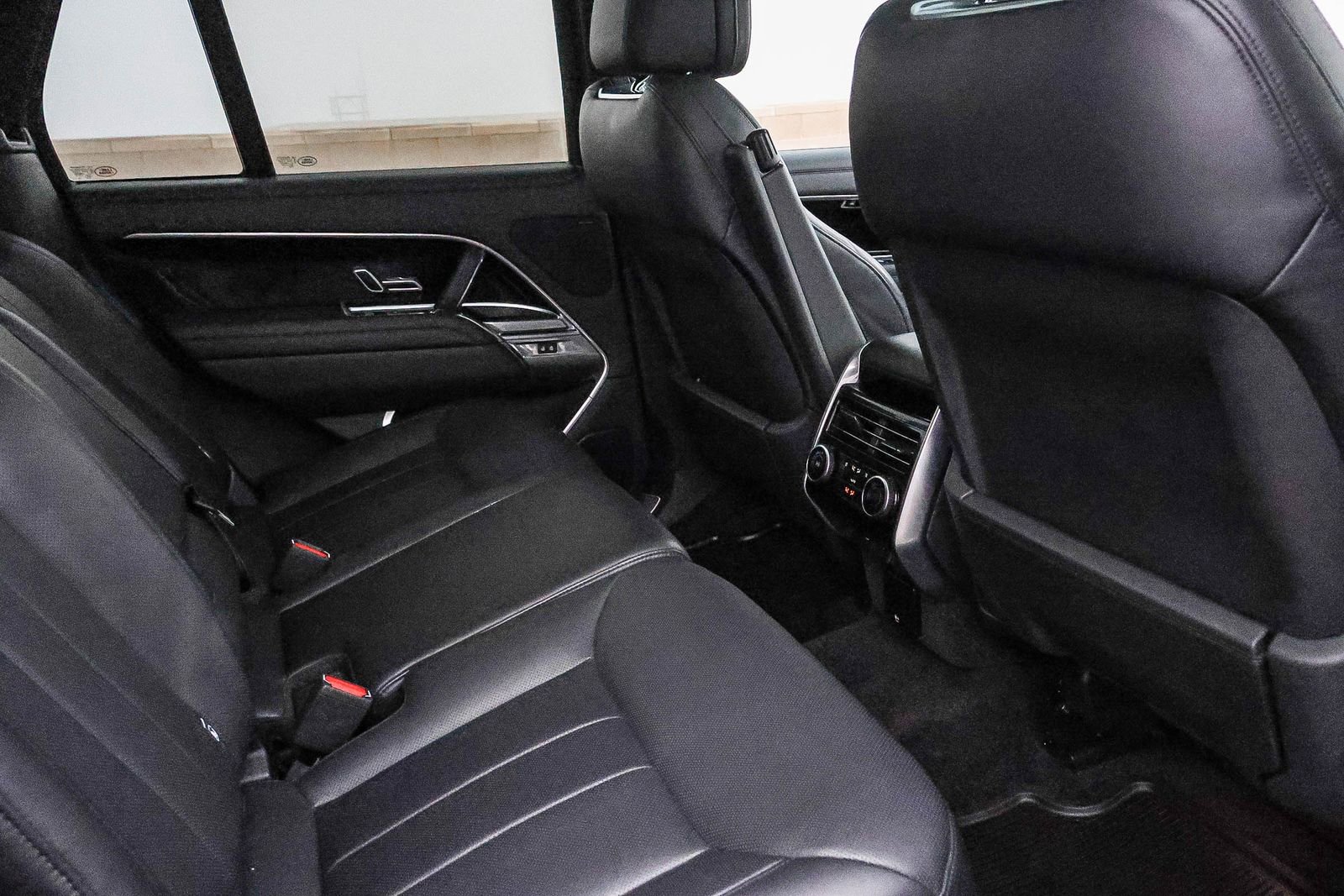 Used 2023 Land Rover Range Rover SE image 20