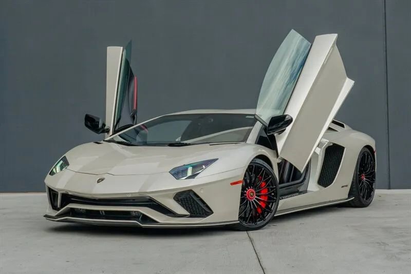Used 2017 Lamborghini Aventador S image 5