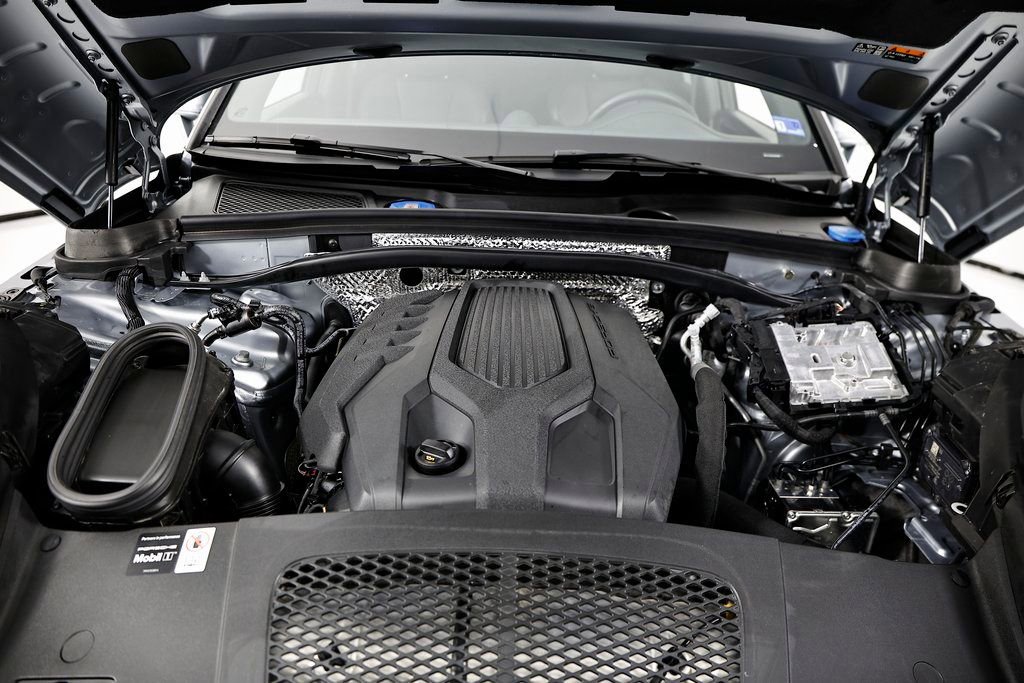 Certified 2025 Porsche Macan image 34