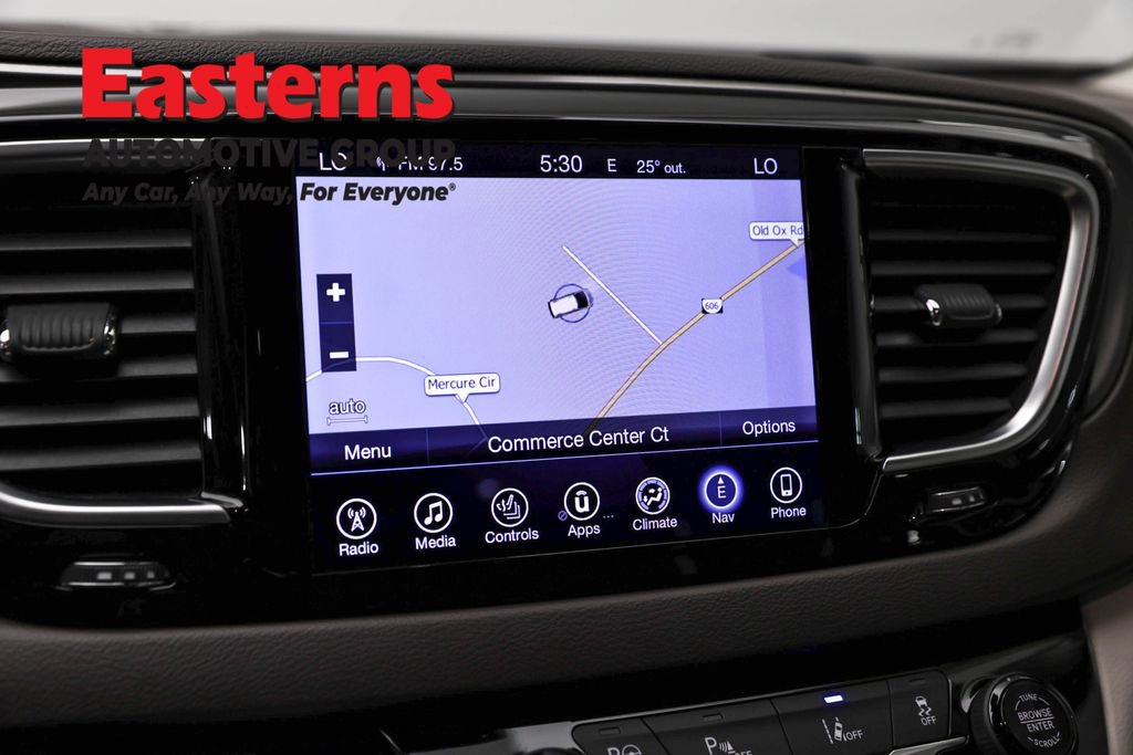 Used 2017 Chrysler Pacifica Touring-L Plus w/ Advanced Safetytec Group FWD image 19