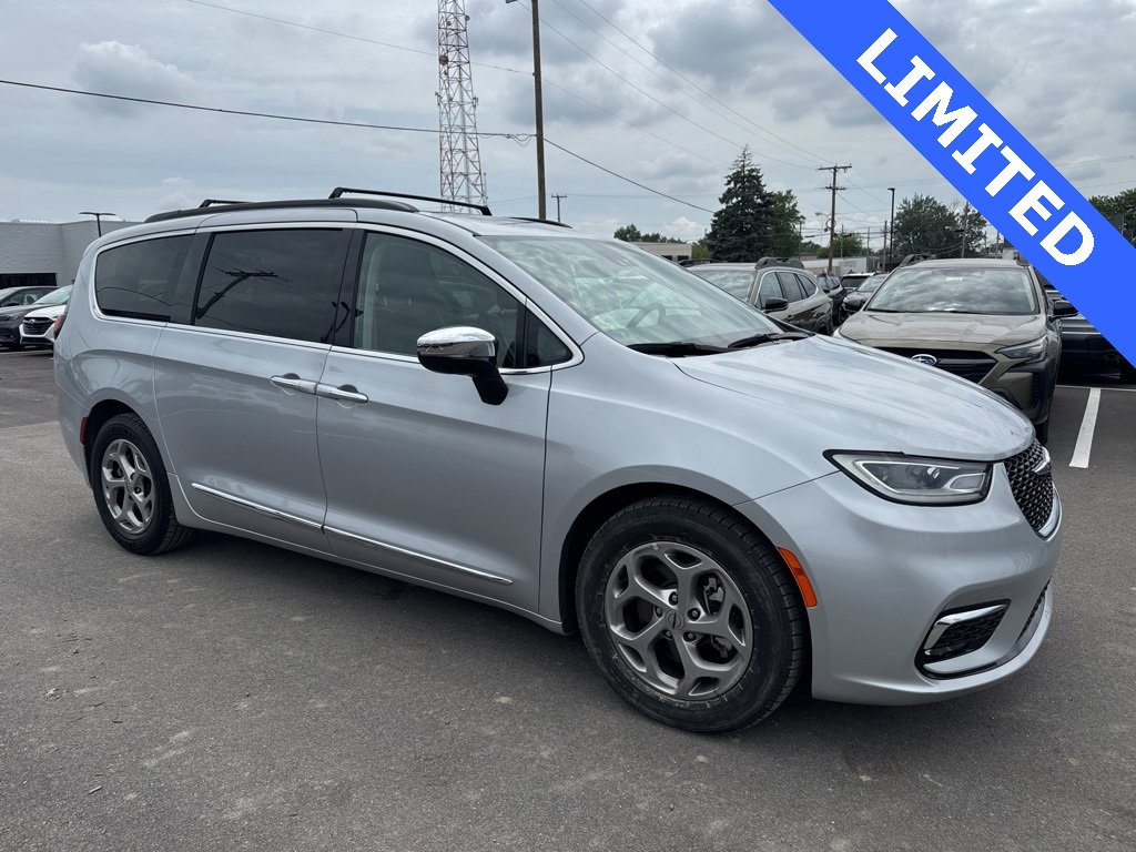 Used 2023 Chrysler Pacifica Limited image 1