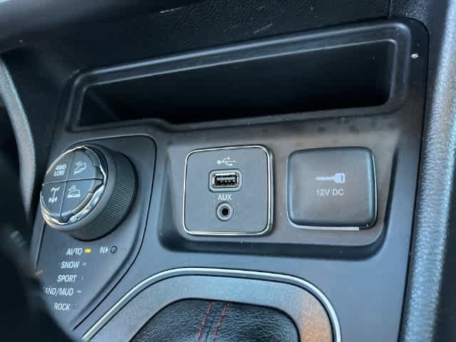Used 2019 Jeep Cherokee Trailhawk w/ Comfort/Convenience Group AWD/4WD image 28