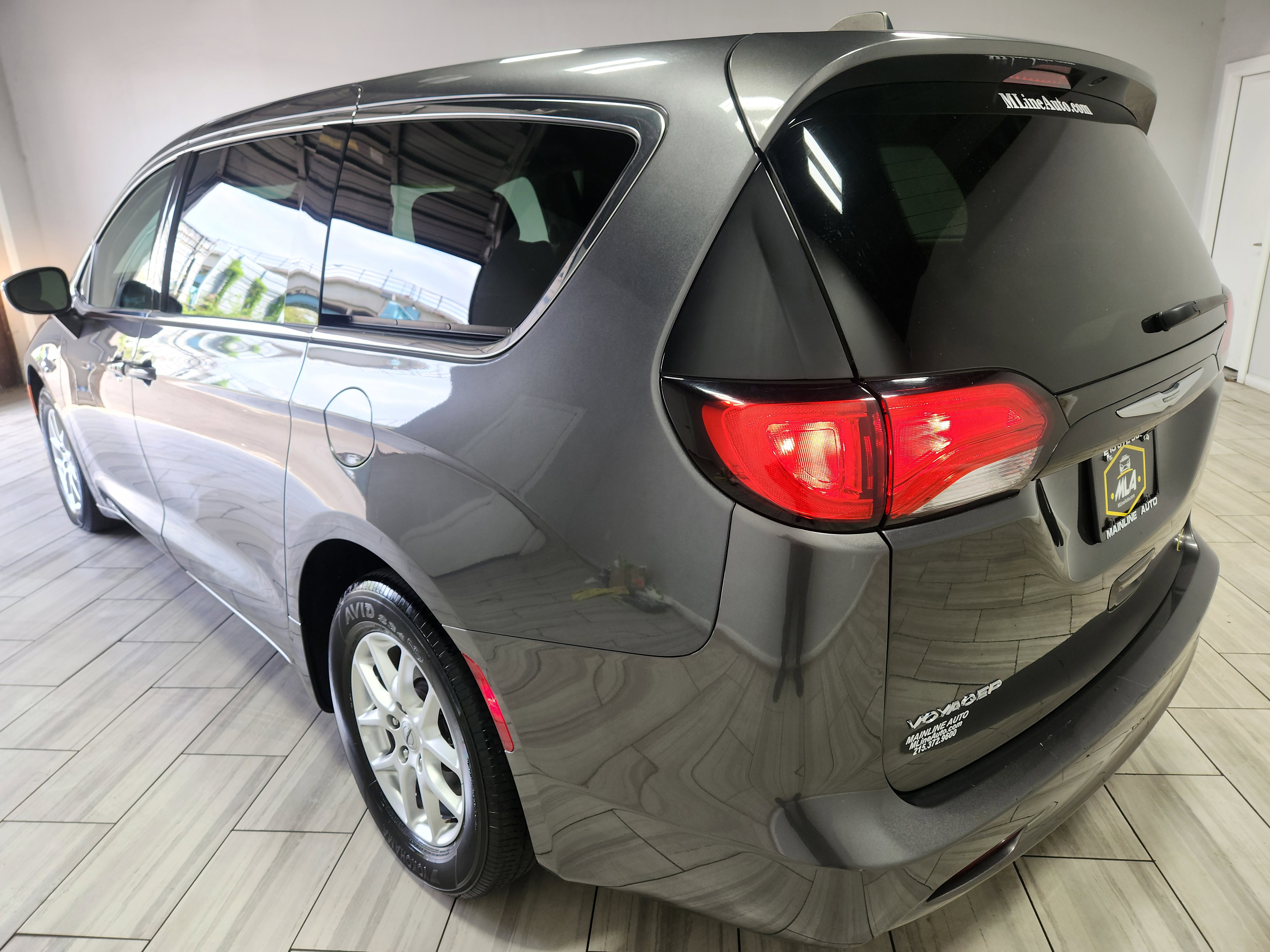 Used 2023 Chrysler Voyager LX FWD image 3