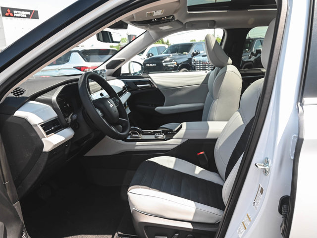 New 2025 Mitsubishi Outlander SE image 27