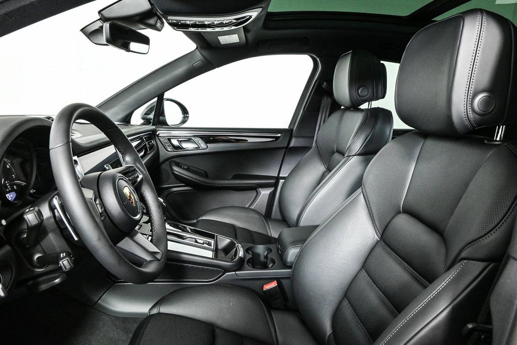 Certified 2026 Porsche Macan AWD/4WD image 5